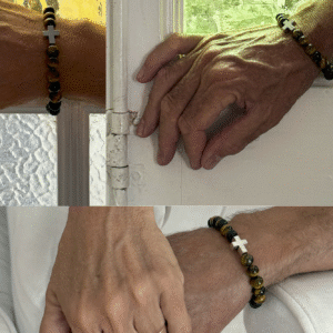 Pulsera elástica con cruz, piedra lava volcánica y ojo de tigre