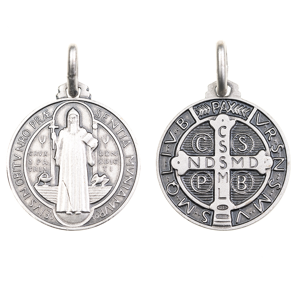 dos medallas una de ellas con una imagen de san benito vestido con habito y sosteniendo una cruz y un libro y en el otro lado una cruz