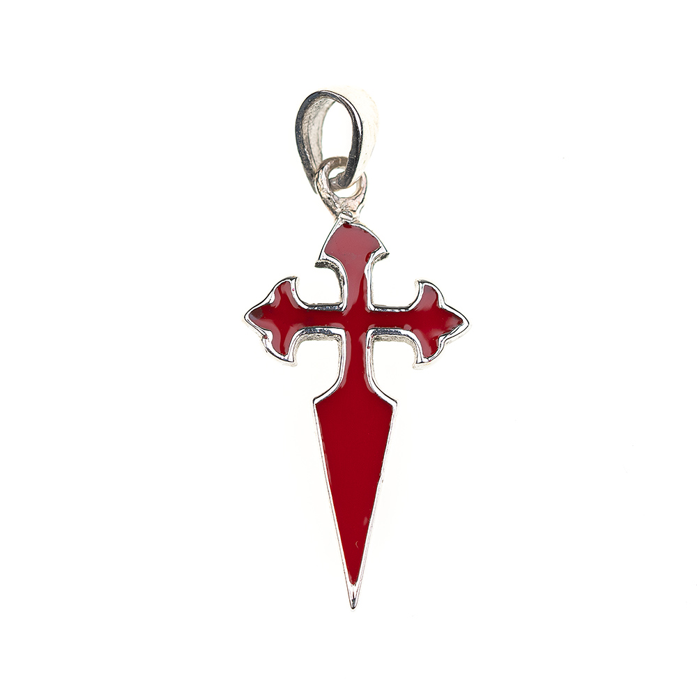 cruz de santiago con anillo en la parte superior y hecha en plata plateada y con el interior en color rojo