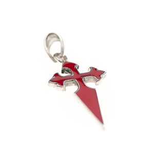 cruz de santiago con anillo en la parte superior y hecha en plata plateada y con el interior en color rojo