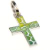 colgante con forma de cruz latina con argolla en la parte superior y de color plateado toda la cruz y en la cara frontal de la cruz hay motas de distintas tonalidades de verde de forma redona