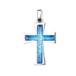 colgante con forma de cruz con una argolla en la parte superior la cruz es de plata color plateado y esta rellena por un esmalte de color azul formando tambien