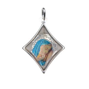 medalla con anilla para colgar con una representacion de la virgen maria orando con las manos y con la cabeza tapada por un pañuelo azul y un nimbo en su cabeza con motivos vegetales