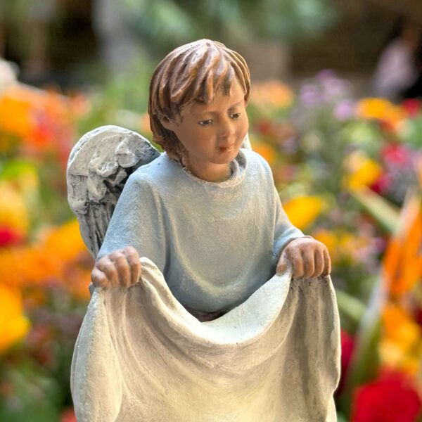 angelito con manta en jardin