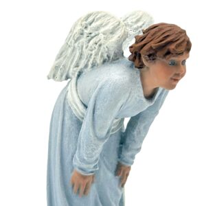 angelito mirando detalle