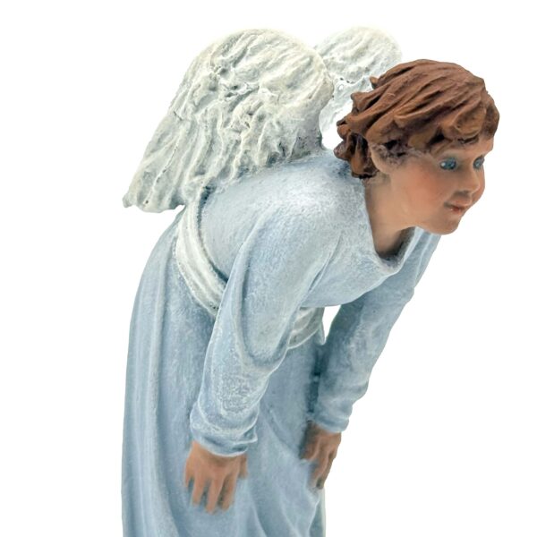 angelito mirando detalle