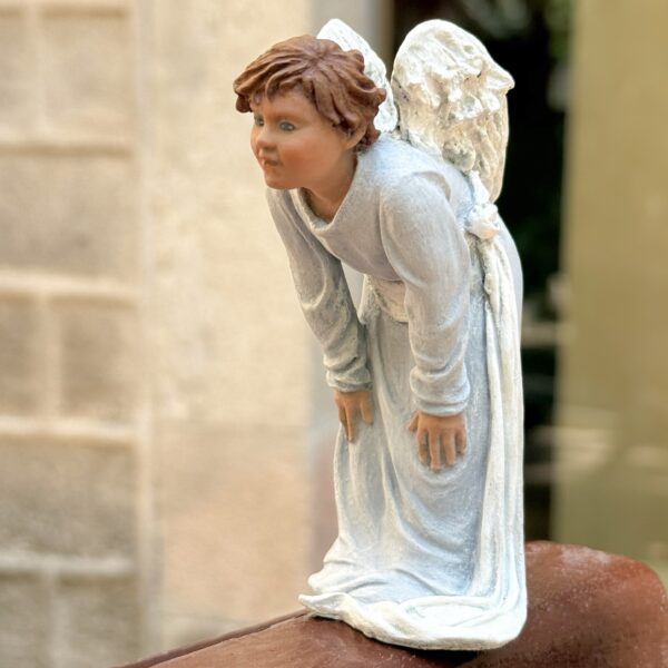 angelito mirando en jardin
