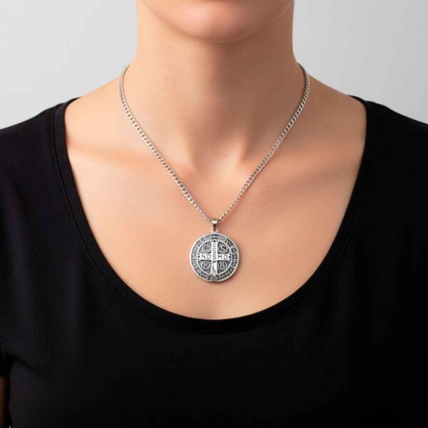colgante medalla san benito relieve marcado plata modelo mujer