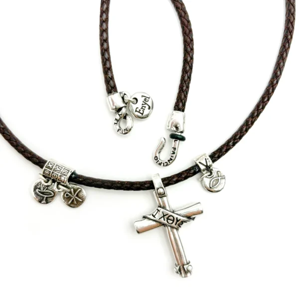 collar cruz y medalla simbolos primeros cristianos detalle