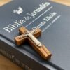 crucifijo madera y biblia