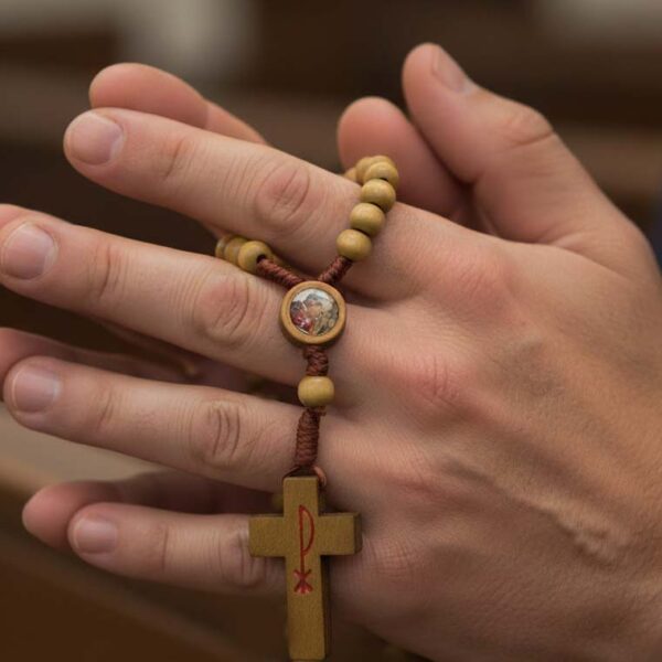 decenario dedo papa leon mano