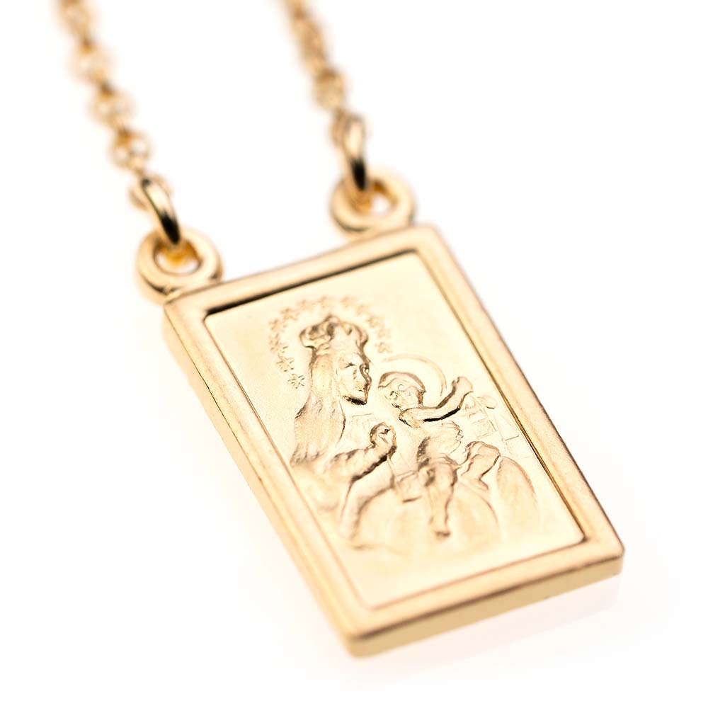 escapulario dorado con cadena y mosqueton y medalla de forma rectangular con imagen de la virgen maria en busto con el niño en brazos