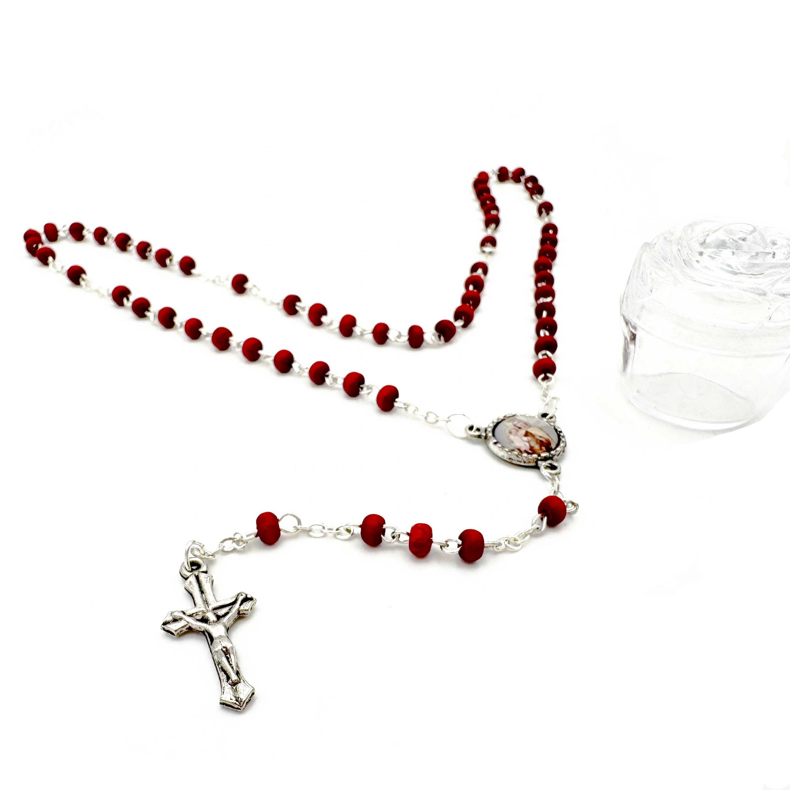 rosario petalos de rosa con medalla de la virgen del carmen y caja de plastico