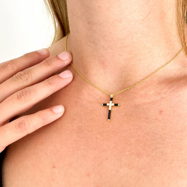foto modelo cruz esmalte negro circonitas collar