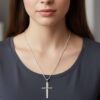 foto modelo mujer collar cruz grabada