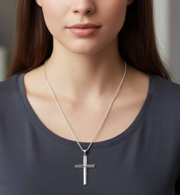 foto modelo mujer collar cruz grabada