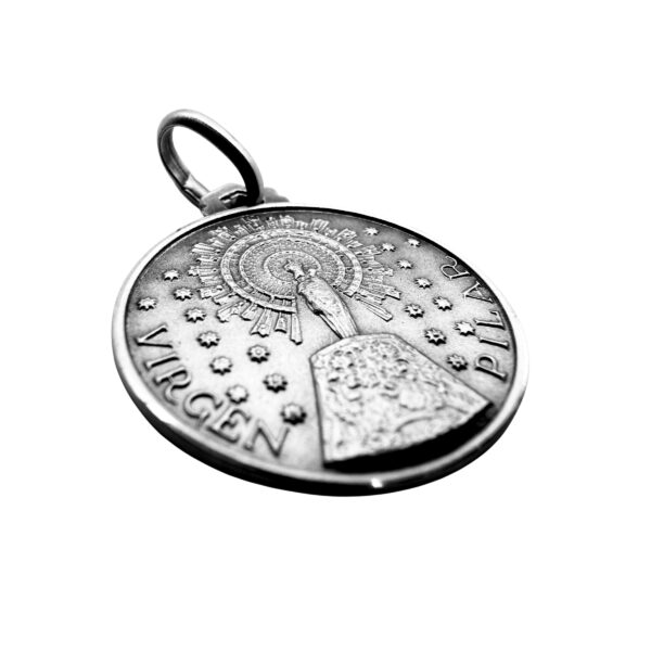 medalla pilar plata relieve marcado detalle