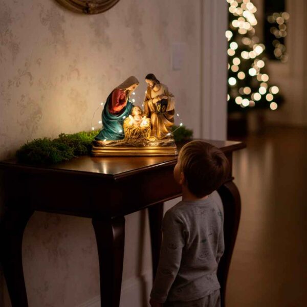 niño mirando pesebre