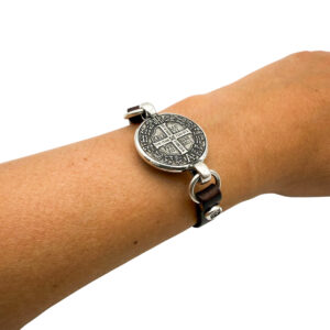 pulsera cruz san benito piel modelo