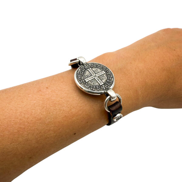 pulsera cruz san benito piel modelo