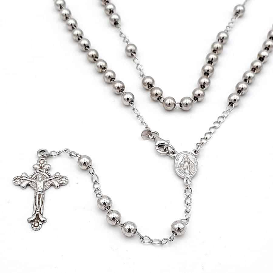 rosario de plata con cuentas grandes y crucifijo grande y con detalles decorativos
