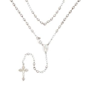 rosario de plata 925 con medalla de la virgen en el cruce tiene un crucifijo mediano