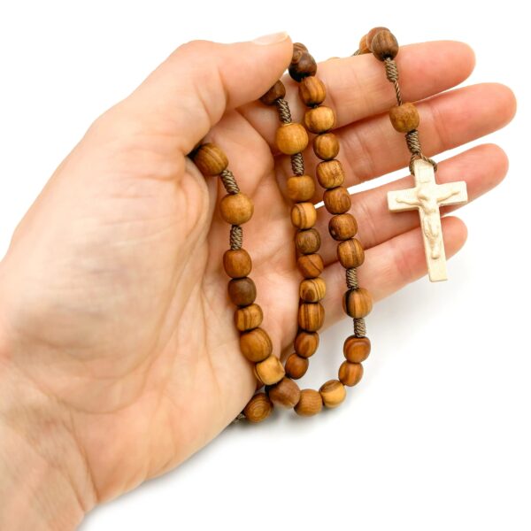 rosario madera cierre mosqueton tamano pequeno con mano
