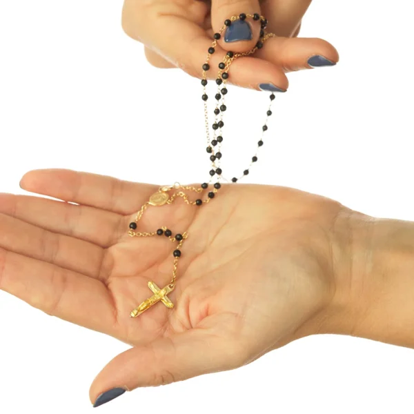 rosario oro 18k y cuentas de cristal negro modelo